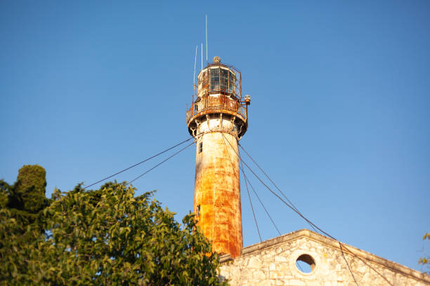 antiguo faro oxidado - arrival beacon blue nautical vessel fotografías e imágenes de stock