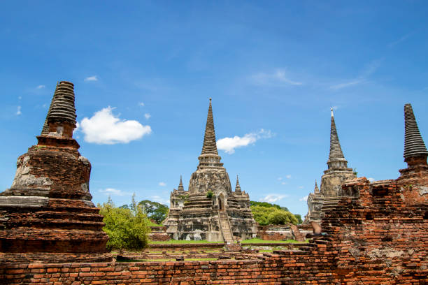 wat phra sri sanphet é uma atração importante e histórica na província de ayutthaya, na tailândia. - sanphet palace - fotografias e filmes do acervo