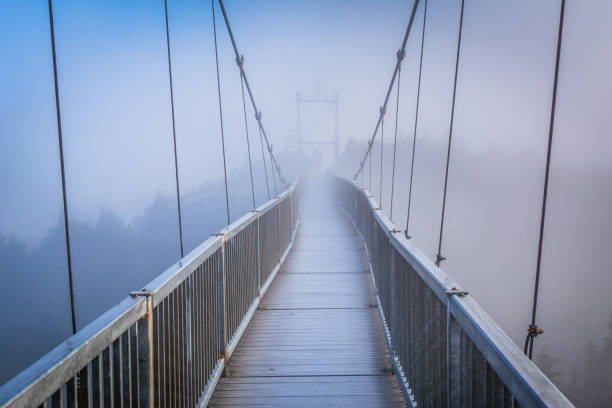 the mile high swinging bridge in fog, en grandfather mountain, carolina del norte - grandfather mountain fotografías e imágenes de stock