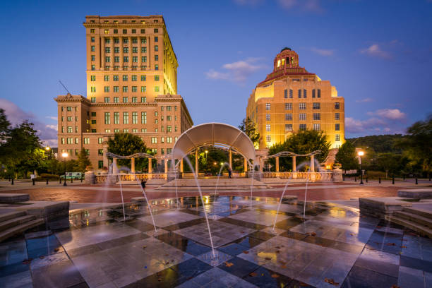 fountains and buildings at night, at pack square park, in downtown asheville, north carolina - mountain mountain range north carolina blue imagens e fotografias de stock