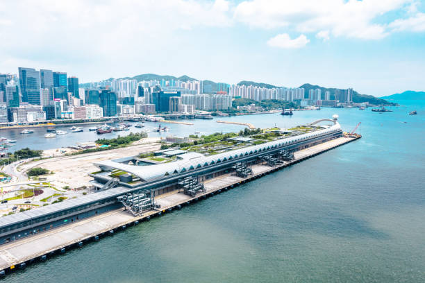 widok z lotu ptaka na terminal wycieczkowy kai tak, dron, hongkong - airport angle architecture blue zdjęcia i obrazy z banku zdjęć