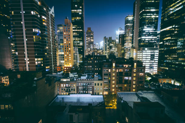 view of buildings in midtown east at night, in manhattan, new york. - 7595 imagens e fotografias de stock