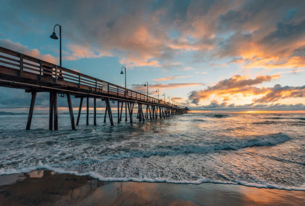 la jetée et l’océan pacifique au coucher du soleil, dans la plage impériale, près de san diego, californie - imperial beach photos et images de collection
