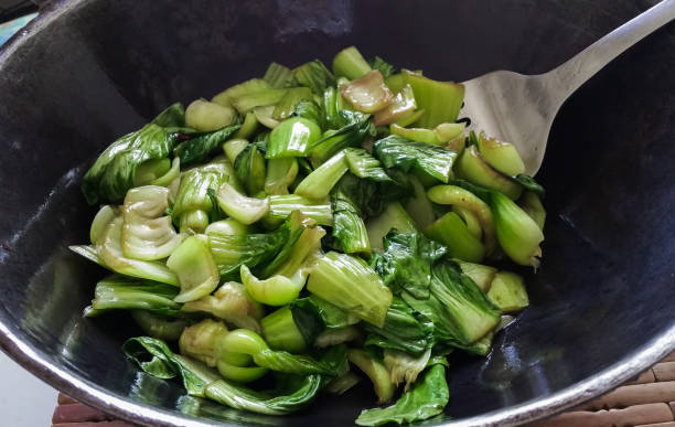 comida china: verduras salteadas - bok choy fotografías e imágenes de stock
