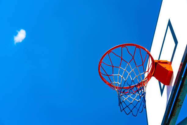 canestro da basket contro il cielo azzurro - basketball slam dunk basketball hoop sport foto e immagini stock