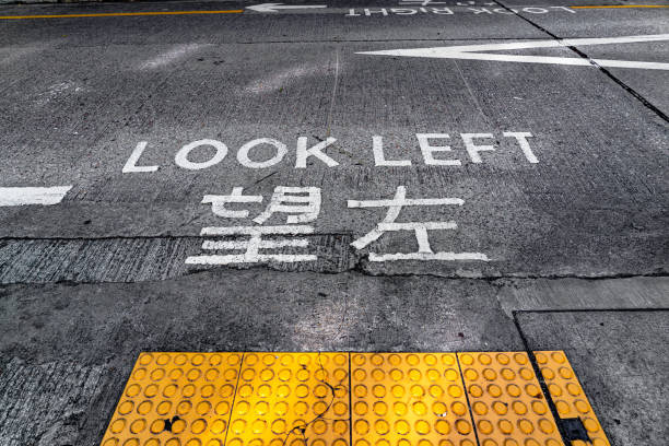regardez le signe gauche à hong kong - pedestrian accident england street photos et images de collection