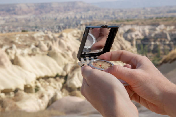 turysta używa kompasu na grzebieniu grzbietu górskiego rano - arid climate asia color image day zdjęcia i obrazy z banku zdjęć