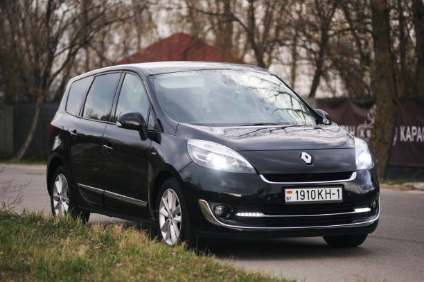 coche negro renault grand scenic se encuentra en la carretera, vista lateral. fotografiando un coche moderno en el aparcamiento de minsk. - renault scenic fotografías e imágenes de stock