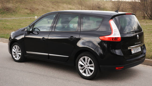 coche negro renault grand scenic se encuentra en la carretera, vista lateral. fotografiando un coche moderno en el aparcamiento de minsk. - renault scenic fotografías e imágenes de stock