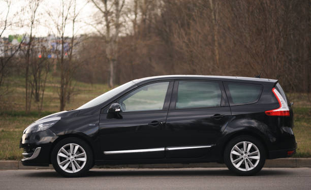 coche negro renault grand scenic se encuentra en la carretera, vista lateral. fotografiando un coche moderno en el aparcamiento de minsk. - renault scenic fotografías e imágenes de stock