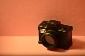 kamera-mit-rosa-hintergrund.jpg?b=1&s=170x170&k=20&c=fPQSX5PJnq4AnK67XZLdEPK3GP03sOaLFVnigBTyp3I=