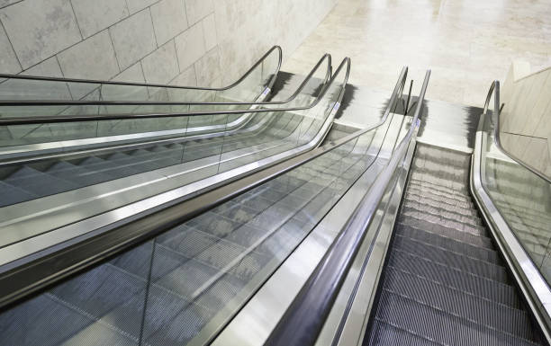 실내 기계식 계단 - elevator escalator footpath airport 뉴스 사진 이미지