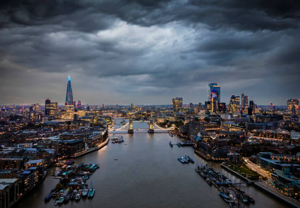 vista sopraelevata e lunatica sullo skyline illuminato di londra, regno unito - london in the rain foto e immagini stock