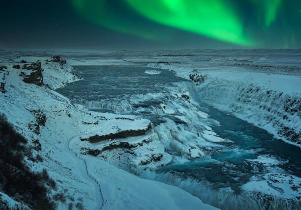 cataratas gullfoss con auroras boreales en islandia - gullfoss falls fotografías e imágenes de stock