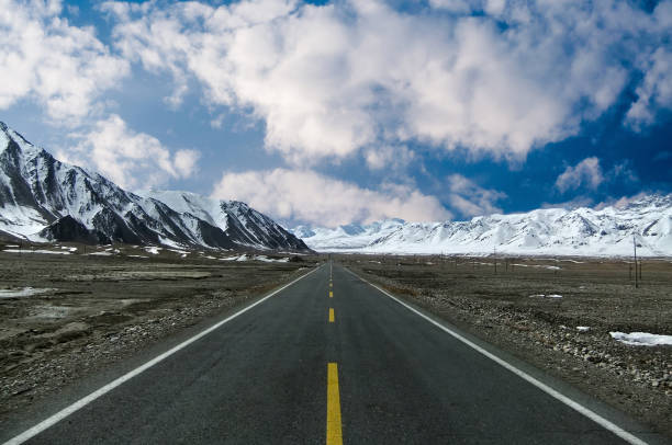 шелковый путь в китайской провинции синьцзян - winter china cloud lake стоковые фото и изображения