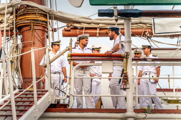 équipage de navire sur le beau vieux voilier juan sebastian de elcano - équipage de bateau photos et images de collection