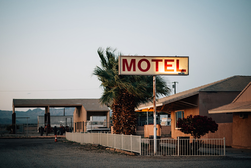 Antiguo letrero de motel en Niland, cerca del Mar de Salton, California photo
