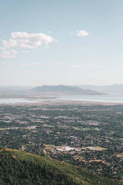 widok na great salt lake i orem, utah, z squaw peak overlook - squaw lake zdjęcia i obrazy z banku zdjęć