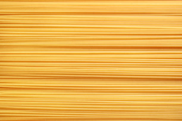 rohe traditionelle italienische pasta hintergrund - pasta raw traditional culture heap stock-fotos und bilder