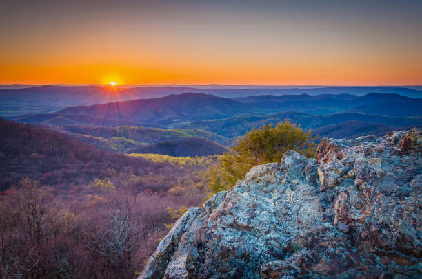 puesta de sol sobre la blue ridge desde bearfence mountain, en el parque nacional shenandoah, virginia - blue ridge mountains fotos fotografías e imágenes de stock