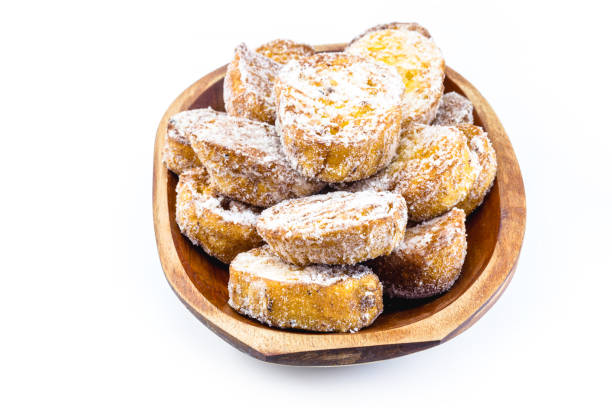 postre de pan conocido como rebanada de oro, rebanada de cordero, tostadas francesas, pan huevo, tostadas francesas, "u201cpain perdu"u201d. fondo blanco aislado - pan perdu fotografías e imágenes de stock