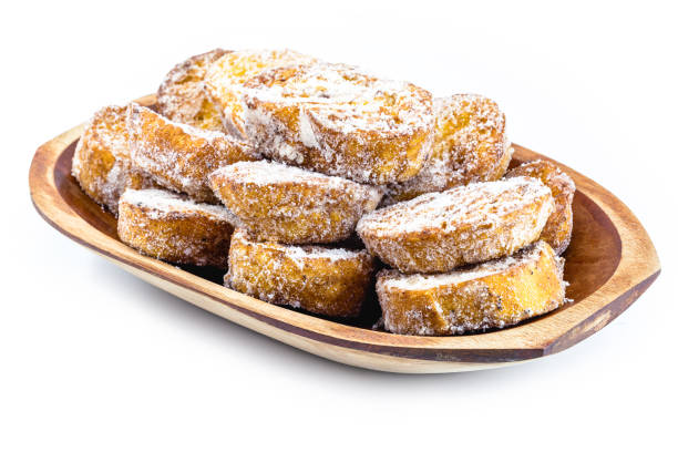 postre de pan conocido como rebanada de oro, rebanada de cordero, tostadas francesas, pan huevo, tostadas francesas, "u201cpain perdu"u201d. fondo blanco aislado - pan perdu fotografías e imágenes de stock