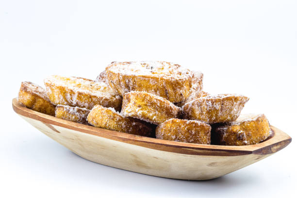 postre de pan conocido como rebanada de oro, rebanada de cordero, tostadas francesas, pan huevo, tostadas francesas, "u201cpain perdu"u201d. fondo blanco aislado - pan perdu fotografías e imágenes de stock