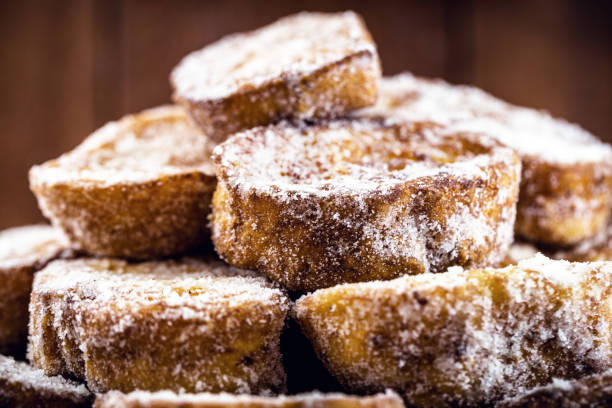 pan tostado o frito con azúcar y canela, en brasil llamado rabanada y en portugal la rebanada de oro. - pan perdu fotografías e imágenes de stock