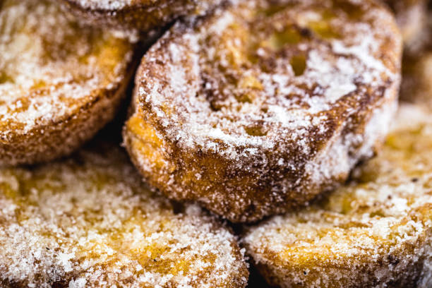 pan tostado o frito con azúcar y canela, en brasil llamado rabanada y en portugal la rebanada de oro. - pan perdu fotografías e imágenes de stock