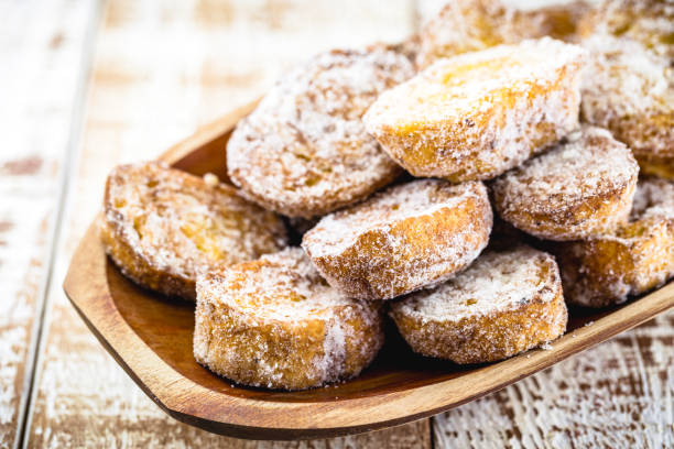 pan al horno o frito con azúcar y canela. postre llamado rabanada, torrija o pan dorado. cocina do brasil, portugal y españa - pan perdu fotografías e imágenes de stock