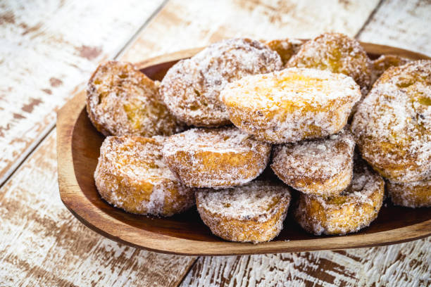 postre de pan conocido como rebanada de oro, rebanada de cordero, tostadas francesas, pan huevo, tostadas francesas, "u201cpain perdu"u201d. dulce casero típico de las celebraciones religiosas y de navidad o año nuevo - pan perdu fotografías e imágenes de stock