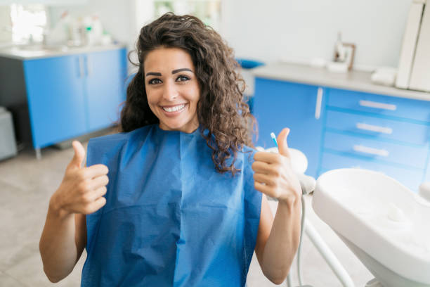 ritratto di una bella donna caucasica seduta nello studio di un dentista - dentist dentist office female doctor foto e immagini stock