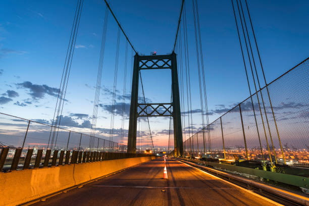 рано утром конусы моста - vincent thomas bridge стоковые фото и изображения