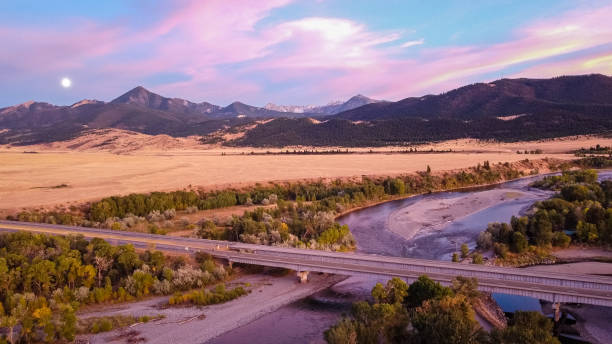 widok drona w kierunku pasma górskiego montana o zmierzchu - mountain montana mountain peak mountain range zdjęcia i obrazy z banku zdjęć