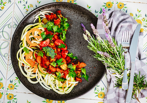 Outdoor Lunch For One – Back to Nature with some delicious vegan zoodles and tomato sauce topped with fresh parsley