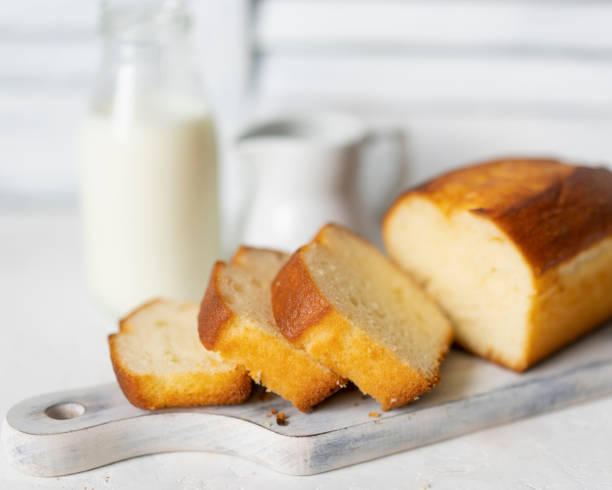 gâteau éponge maison ou gâteau en mousseline de soie sur table blanche, dessert doux et humide au lait. - quatre quarts photos et images de collection