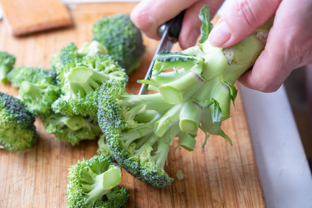 木製のまな板に新鮮な緑のブロッコリー。マクロ写真グリーン新鮮野菜ブロッコリー。 - cooking food lifestyles green ストックフォトと画像