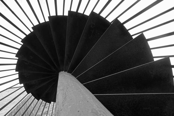 spiralhelix metall außentreppe schwarz und weiß - spiral staircase circle steps staircase stock-fotos und bilder
