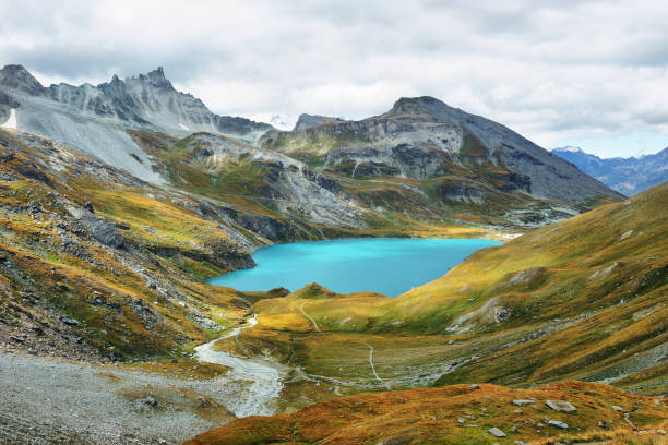 lago di la sassiere - diga nella valle tarentaise nel parco nazionale della vanoise, francia - european alps mountain mountain peak rock foto e immagini stock