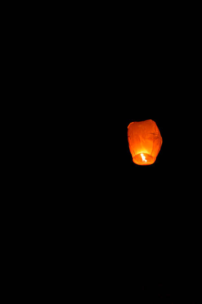 небесный фонарь в небе во время фестиваля дивали - sky lantern стоковые фото и изображения