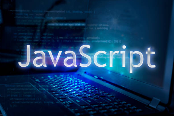 javascript-inschrift vor laptop- und codehintergrund. lernen sie javascript programmiersprache, computerkurse, schulungen. - letter j fotos stock-fotos und bilder