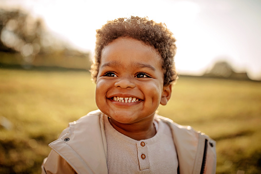 Retrato del niño feliz photo