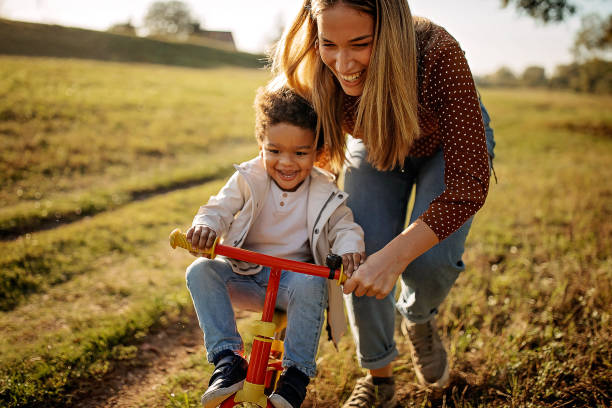 si, tu peux - child family offspring fun photos et images de collection