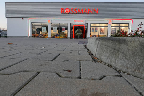 parking en face d’une succursale rossmann en allemagne, le marché de la pharmacie est décoré pour noel. - stégobie des pharmacies photos et images de collection