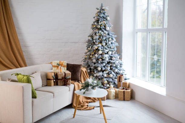 interno di luminoso soggiorno moderno con comodo divano decorato con albero di natale e regali - christmas home foto e immagini stock