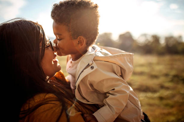 wieloetyczne matka i syn spędzają razem czas na świeżym powietrzu - single mother one parent child kissing zdjęcia i obrazy z banku zdjęć