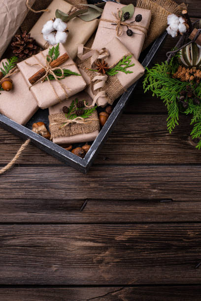 boîtes de cadeau de noël dans le papier d’artisanat - sack photos et images de collection