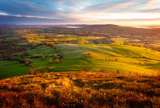 rural welsh landscape - wales mountain mountain range hill imagens e fotografias de stock