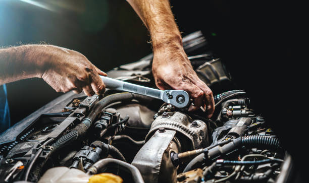 meccanico auto che lavora sul motore dell'auto nel garage meccanico. servizio di riparazione. autentico primo tiro - auto repair shop garage car mechanic foto e immagini stock