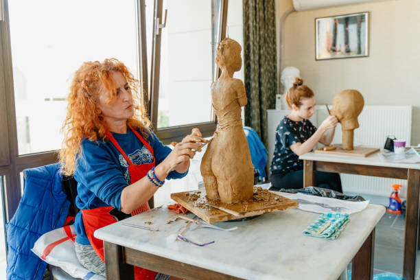 people making sculptures in art studio - sculpture clay human face human head imagens e fotografias de stock